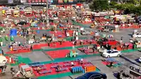 近日博主拍摄正定小商品市场，停车场一个多小时变夜市