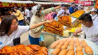 山东民族大街早市：本地人最爱的早市！巨大香葱大饼超诱人！五彩斑斓大馒头，油条煎饼果子创新吃法，鲜嫩多汁的牛肉夹馍，手撕烤鸭让人欲罢不能！
