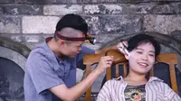 成都宽窄巷里的采耳人，一勺一刷一铲间让人顿觉身心舒坦