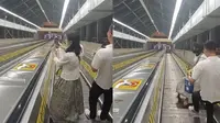 惊险！重庆一女子乘网红扶梯忙着拍摄，不慎摔倒从电梯上滚落