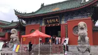 大相国寺不愧是北宋皇家寺院，不是初一十五香火依然旺盛！