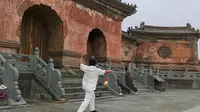 武当山太子洞前，道长舞太乙玄门剑追寻太极之韵