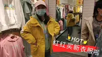 小董和红红去西宁力盟步行街购物，一人买了个新衣服，这里很繁华