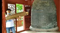 广西贺州钟山县状元峰上的古钟，可以随便敲，我怀疑它是仿古的？