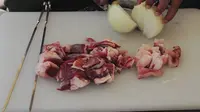 马营河大峡谷露营 砍柴生火 烤羊肉串 焖抓饭 人间烟火
