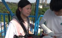 重庆欢乐谷蹦极，妹妹第一次尝试害怕的表情真可爱