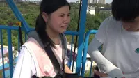 重庆欢乐谷蹦极，妹妹第一次尝试害怕的表情真可爱