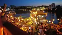 东莞寮步西溪古村晚上人山人海，最美的夜景给人留下了休闲