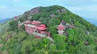 仙公山，又名“双髻山”、“丰山”，位于福建省泉州市洛江区马甲镇。这座山在南北朝时期，因为祀奉“何氏九仙”而得名。它的主峰海拔758.5米，是个集宗教朝圣、游览