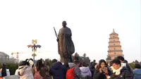 [4K超清]西安云旅游---玄奘大师雕像与倾斜的大雁塔