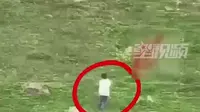 长白山景区内一女子情绪失控，狂奔向天池悬崖，有人追赶制止