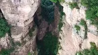 张家界天下第一桥，是两座独立山头之间的天生石桥