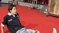 “觉得自己根雕能18楼”男生夏日打卡司徒小镇，二次体验飞刀表演，直接掏出不锈钢盆护在身前