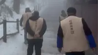 峨眉山初探路 山上道路结冰 去接引殿的路还好可以走