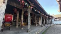 伟镇庙清位于浙江省绍兴市嵊州市崇仁古镇内，全国重点文物保护单位子项。大殿前有戏台，单檐歇山顶，没有藻井。“三庙一庵”
