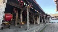 伟镇庙清位于浙江省绍兴市嵊州市崇仁古镇内，全国重点文物保护单位子项。大殿前有戏台，单檐歇山顶，没有藻井。“三庙一庵”