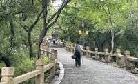 苏州灵岩山不愧为网红徒步路线，下雨天也挡不住这么多人出来登山