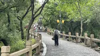 苏州灵岩山不愧为网红徒步路线，下雨天也挡不住这么多人出来登山