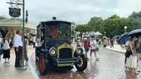 香港迪士尼樂園 小鎮大街古董車(大街巡邏車)行車片段