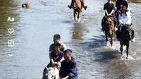阿尔山 不冻河 骑马 一人150 10多分钟 主要就是跪了一个河 不太值得 一般般