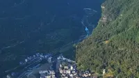这里是矮寨镇，别名矮寨，是湖南湘西州吉首市下辖镇，面积达142.27平方千米。#矮寨镇