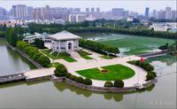 空中俯瞰淮安周恩来纪念馆，位于江苏省淮安市淮安区，馆区由纪念性建筑、纪念岛、人工湖及环形绿地组成，占地35万平方米，70%为水面，于1992年1月6日落成开放。
