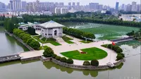 空中俯瞰淮安周恩来纪念馆，位于江苏省淮安市淮安区，馆区由纪念性建筑、纪念岛、人工湖及环形绿地组成，占地35万平方米，70%为水面，于1992年1月6日落成开放。