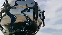 在北海银滩最著名的雕塑“潮”前看海，海天一色，也太漂亮了吧