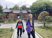 和爸妈在荆州古城参观张居正故居，了解一代名臣的生平事迹