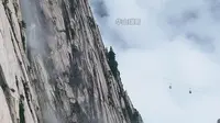 华山西峰索道夯爆了