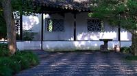 毕业后来看看课本里的苏州园林吧。拙政园——一园藏尽江南梦。亭台楼阁、轩榭廊桥、湖石假山，毕业旅行总要来一趟苏州吧，看看语文课本里的苏州园林。