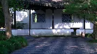 毕业后来看看课本里的苏州园林吧。拙政园——一园藏尽江南梦。亭台楼阁、轩榭廊桥、湖石假山，毕业旅行总要来一趟苏州吧，看看语文课本里的苏州园林。