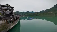 用新买的大疆Avata2飞一飞重庆酉阳 酉水河景区，河湾山寨（被誉为“中国最美的土家山寨”和“土家文化发祥地”，也是重庆市少数民族特色村寨。）