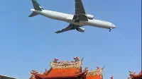 一秒穿越！闽南朝天宫与低空飞机的同框，独属于厦门的特色✈️
