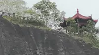 攀登天游峰