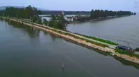 航拍山东省济宁市微山县两城镇独山岛水上公路