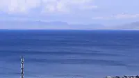在松树头俯瞰赛里木湖，湖面就像静止了一样