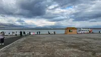 阴天的赛里木湖月亮湾