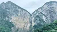 恩施亲子游之四-大清江蝴蝶崖，水道五六十公里，两岸绝壁耸峙，云雾如丝如带，风景一步一换，目不暇接