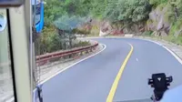 黄山风景区景区公交行驶在盘山公路间 一镜到底