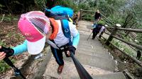 爬峨眉山 第二天 爬了峨眉山两个险坡，九十九道拐  ，钻天坡 ，住宿洗象池，太辛苦了
