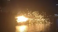 广西南宁青秀山夜花园展区打铁花表演