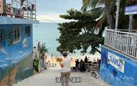 三亚的天涯镇，像是圣托里尼风格，海边的网红小镇