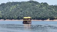 旅游，浙江省杭州市淳安县，千岛湖景区，乘钓鱼岛游船，在船上随拍周围湖景～，2025-04-15 周二