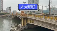 天津大光明桥比解放桥漂亮，桥中间有很多外国妞