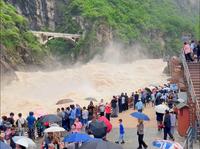 这里禁止游泳，游客看到这警示牌纷纷表示：“这也太看得起我了，鱼来了都得溺水”。它就是小学课本上的万里长江第一峡"虎跳峡"，位于云南香格里拉虎跳峡镇境内