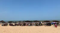 连云港连岛海滨浴场苏马湾：蓝天碧海黄沙，草棚乘凉海滩戏水