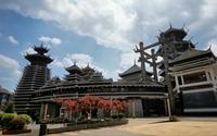 奇特建筑多彩贵州城，距离机场仅两公里却人烟稀少