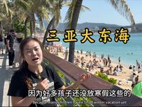三亚进入一年之中的旺季，实拍大东海旅游区，沙滩上人山人海