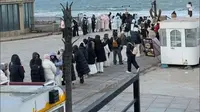 1月1日，山东威海。环翠区葡萄滩海水浴场火出圈，元旦假期引全国游客排队打卡。